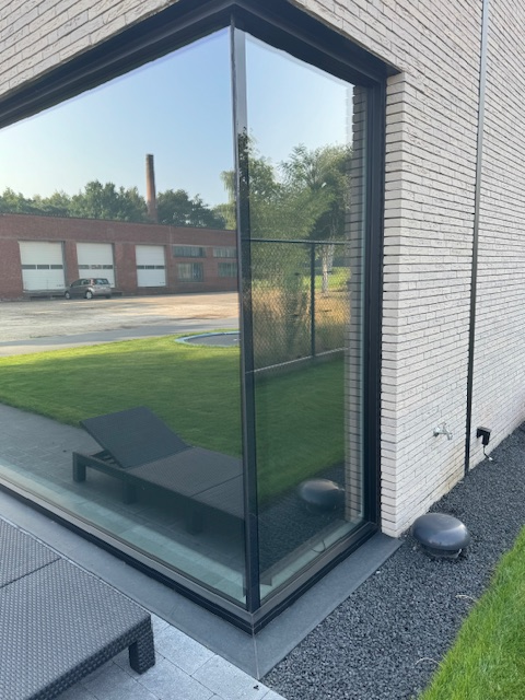 Hoekraam in moderne woning die door speciale techniek geen hoekrand nodig heeft