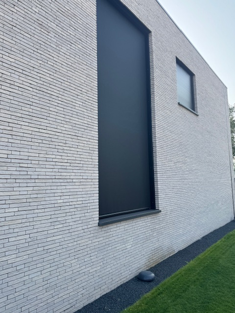 Moderne woning met aluminium ramen en gesloten zwarte screens