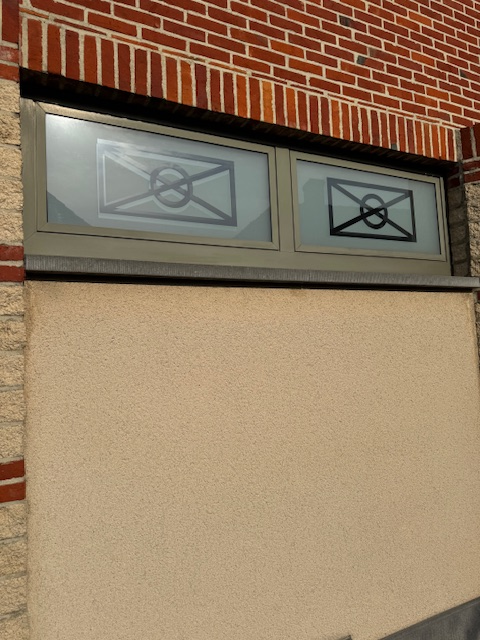 Een raam met een gezandstraalt patroon in het glas