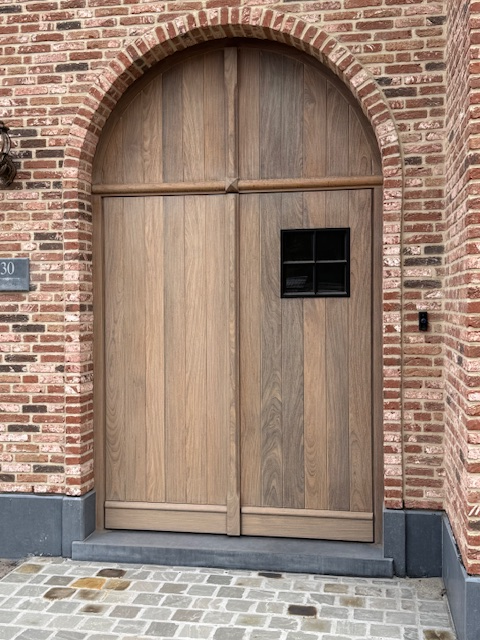 Grote, dubbele, houten voordeur van landelijk huis