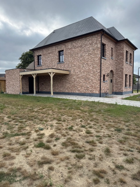Een landelijk huis met zwarte Aluminium ramen